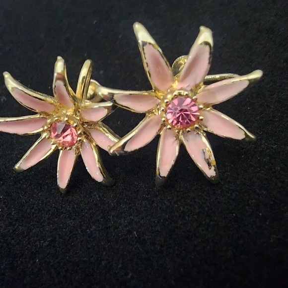 SE16 Gold and Pink Color Floral Screw-on Earrings For No Pierced Ears - Picture 3 of 8